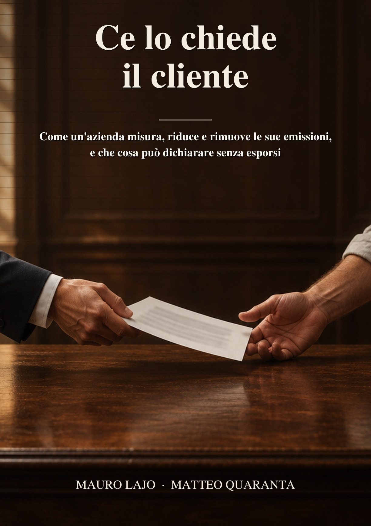 Copertina del libro Ce lo chiede il cliente di Mauro Lajo e Matteo Quaranta: un foglio che passa di mano sopra una scrivania di legno scuro